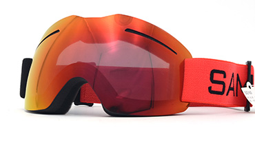 圣誕老人不乘雪橇頭戴滑雪鏡颯爽而來