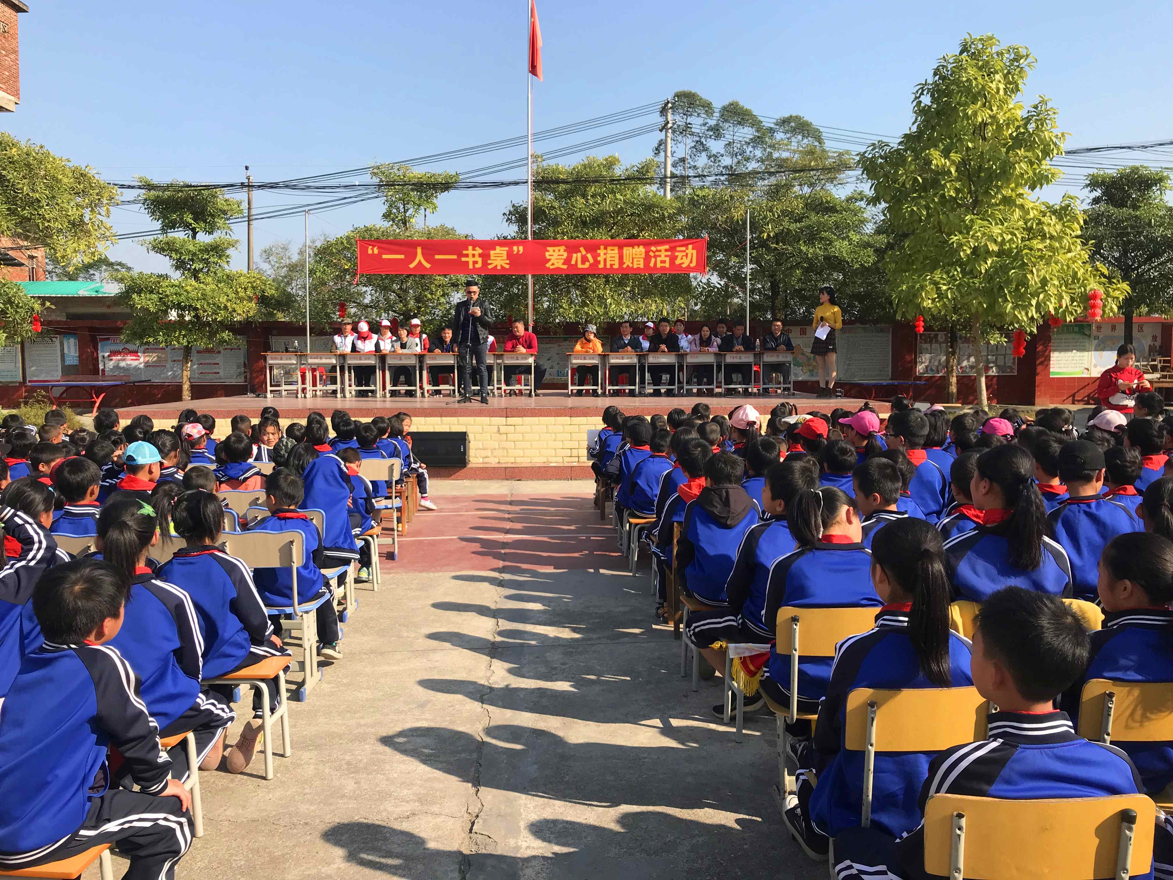“一人一書桌”邦士度人再展愛心